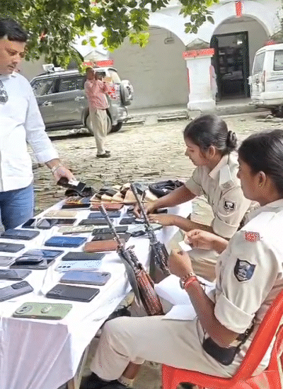 छपरा में मतदान केंद्र पर मतदाताओं के मोबाइल रखने की व्यवस्था कराई गई है, जहां वोट देने से पहले सभी मतदाता अपने मोबाइल को जमा कर मतदान करने जा रहे हैं।