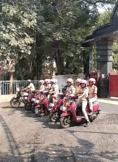 बिहार विधान परिषद की 8 सीटों पर वोटिंग जारी है। पटना के केंद्रीय विद्यालय बूथ पर महिला पुलिस की तैनाती की गई है।