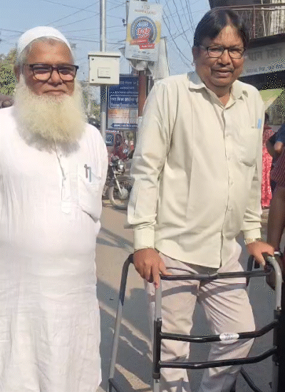 बुजुर्ग मतदाता वोटिंग करने के लिए पोलिंग बूथ पहुंचे।
