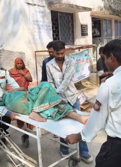 सीवान में MLC चुनाव के दौरान गुठनी ब्लॉक कैंपस का मेन गेट खोलते समय टूट कर गिर गया। महिला सफाई कर्मी और जीविका दीदी गीता देवी का हाथ और पैर दोनों टूट गया है।