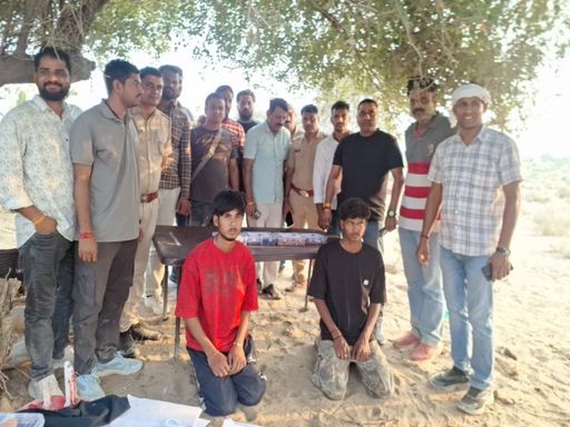 पुलिस ने पंजाब के रहने वाले सुखविंदर सिंह (लाल टी-शर्ट) और लखविंदर (काली टी-शर्ट) को गिरफ्तार किया।