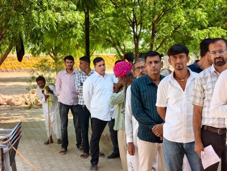 बायतु विधायक हरीश चौधरी ने लाइन लग कर की वोटिंग।
