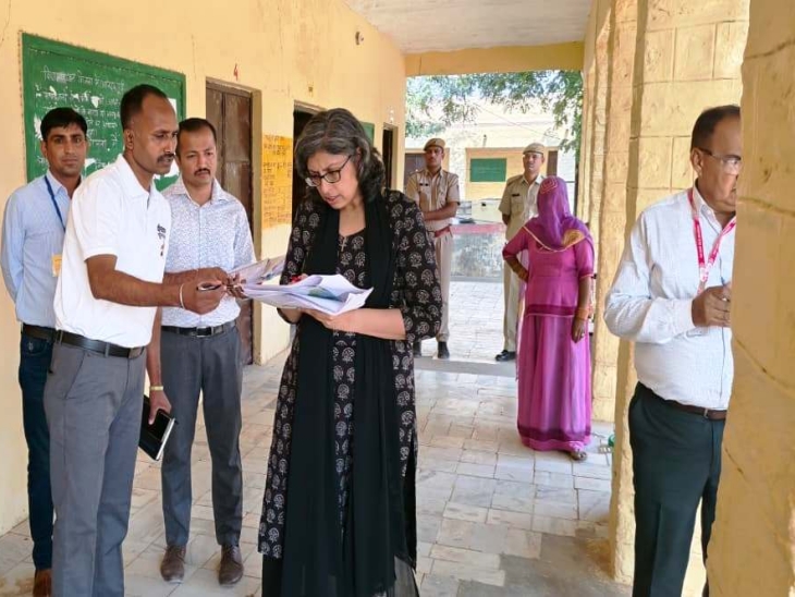 कलेक्टर-एसपी ने रामसर, गडरारोड इलाके में बूथों पर पहुंचकर जायजा किया।