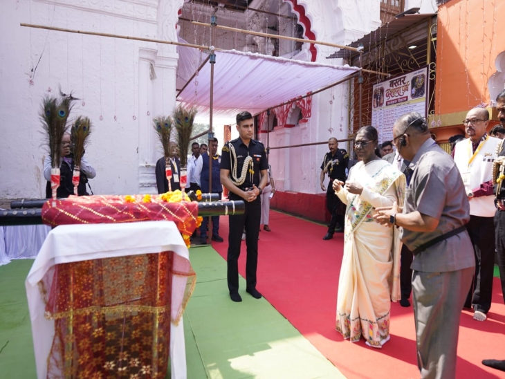 आंगादेव के प्रतीक को देखतीं हुईं राष्ट्रपति।