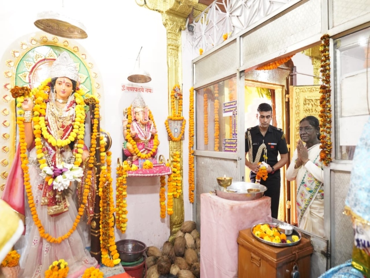 दंतेश्वरी मंदिर में राष्ट्रपति मुर्मू ने पूजा की।