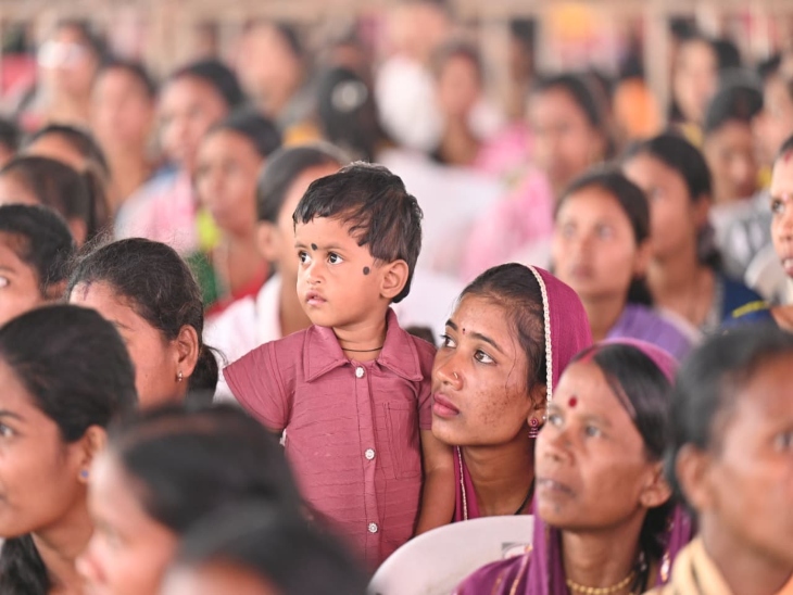 छोटे बच्चों को लेकर महिलाएं राष्ट्रपति मुर्मू को सुनने पहुंची थीं।