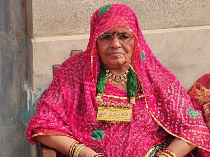 पूर्व मंत्री हेमाराम चौधरी की पत्नी भीखीदेवी 7वीं बार निर्विरोध सरपंच निर्वाचित हुईं।