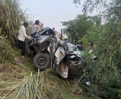 जानकारी के अनुसार कार सवार सभी युवक फोटोग्राफर थे।