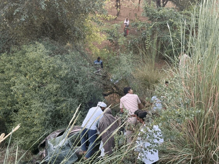 पुलिस के अनुसार कार चकनाचूर हो गई है। अंदर से घायलों को निकालने में काफी परेशानी हुई।