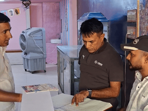 होटल में रिकॉर्ड चेक करते हुए SHO राजेश कुमार बुडानिया।