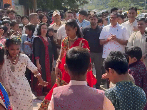 स्कूली बच्चों ने डांस करके महापौर और निगम कमिश्नर का स्वागत किया।