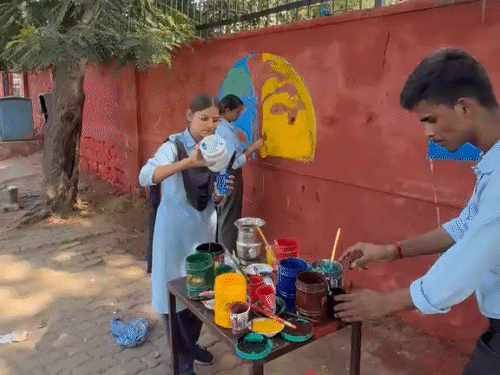 मूक-बधिर बच्चों ने दीवारों पर आकर्षक पेंटिंग बनाई।