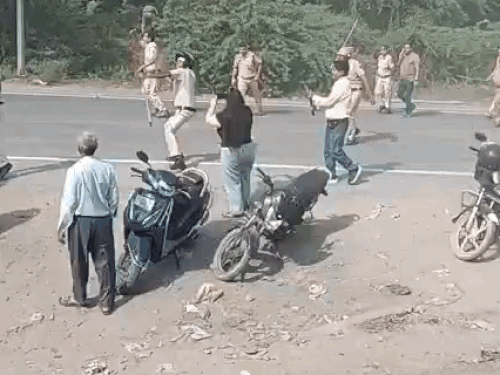 फरीदाबाद के भाखरी गांव में पुलिस पर पथराव करते ग्रामीण।