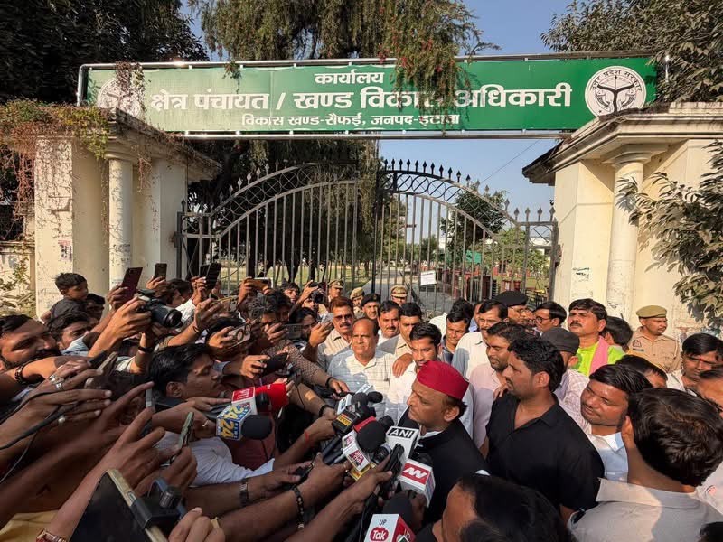 सपा मुखिया अखिलेश भी वोट डालने सैफई पहुंचे थे।