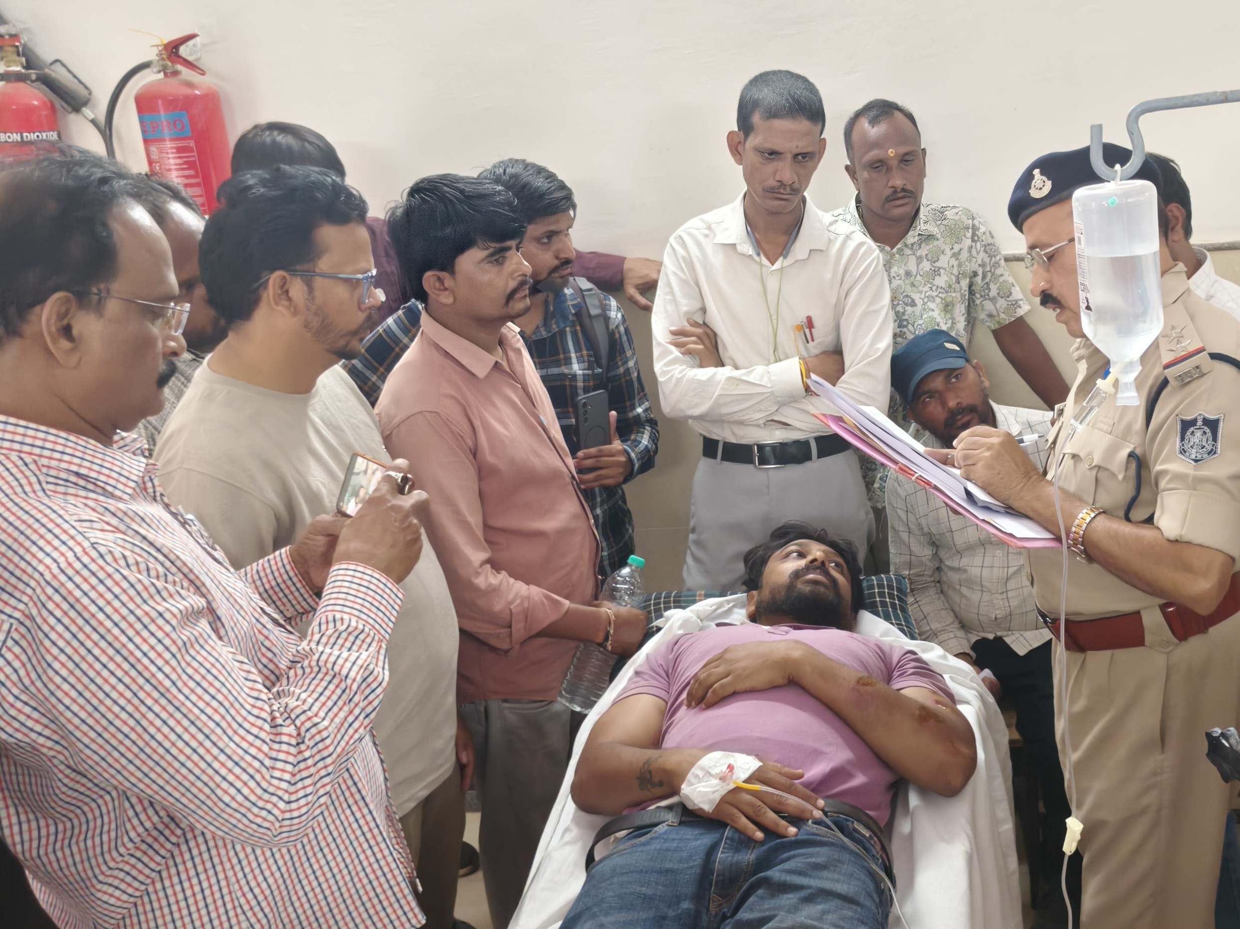 घायल के बयान लेती पुलिस।