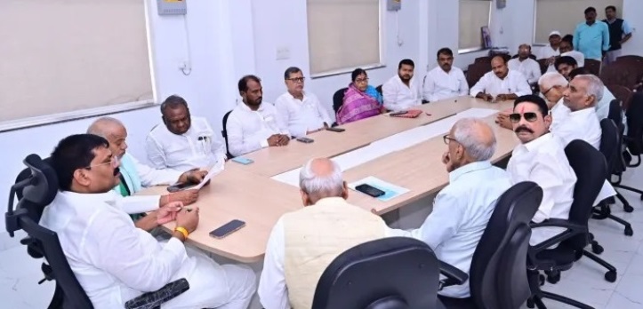 7 सितंबर को JDU ऑफिस में अनंत सिंह और नीरज कुमार के बीच सुलह कराने को लेकर पार्टी के सीनियर नेताओं ने दोनों के साथ बैठक की थी।