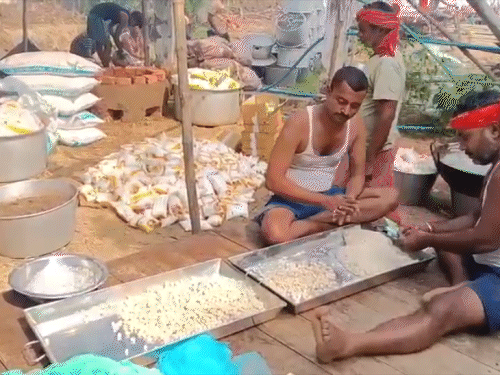 24 अक्टूबर की दोपहर से अनंत सिंह के आवास पर मिठाई बन रही थी। इसी बीच शाम में पार्टी ने कार्रवाई कर दी।