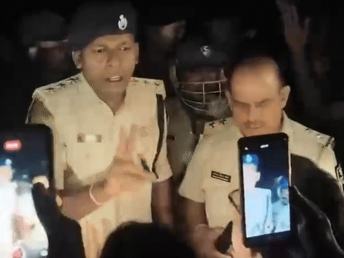 एसडीपीओ अमन और जीबी नगर थानाध्यक्ष लोगों को समझाते हुए।