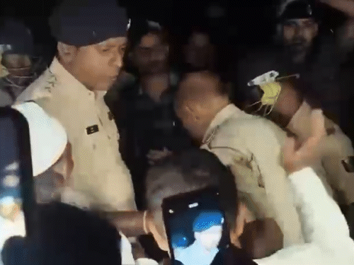 SDPO और जीबी नगर थानाध्यक्ष को लोगों ने घेरा।