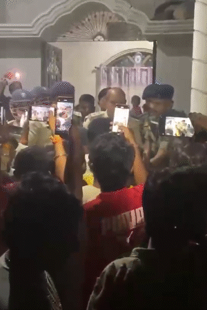 एसडीपीओ अमन और जीबी नगर थानाध्यक्ष को लोगों ने घेरा।