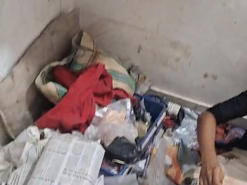 बच्चे जहां रह रहे हैं, वहां बहुत गंदगी और बदबू का माहौल था।
