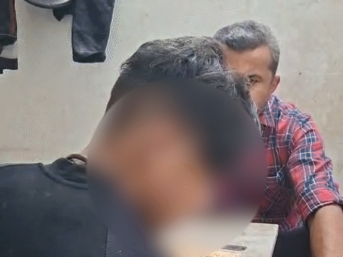 बातचीत के दौरान भी बाल श्रमिक काम में जुटे थे। उनका कहना था दिन में 25 बंडल का टारगेट पूरा करना पड़ता है।
