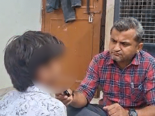 12 साल के नाबालिग ने बताया कि वह बिहार के रहने वाले हैं।