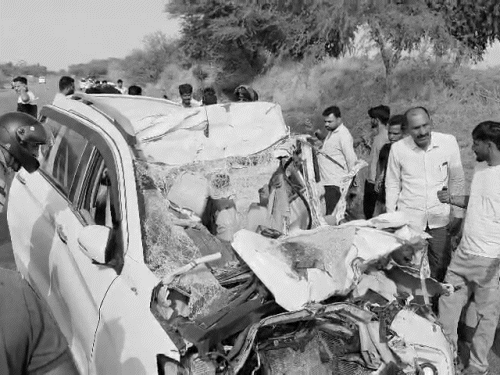 हादसे में अर्टिगा गाड़ी बुरी तरह से क्षतिग्रस्त हो गई।