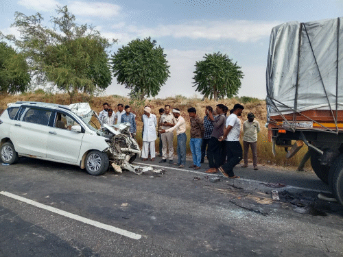 ग्रामीणों ने बताया कि कार काफी स्पीड में थी। उसका काफी हिस्सा ट्रक के नीचे घुस गया था।