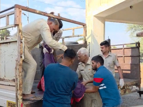 कार सवार लोगों को पिकअप में सादुलपुर के हॉस्पिटल में ले जाया गया था। पुलिस और एम्बुलेंस मौके पर देर से पहुंची।