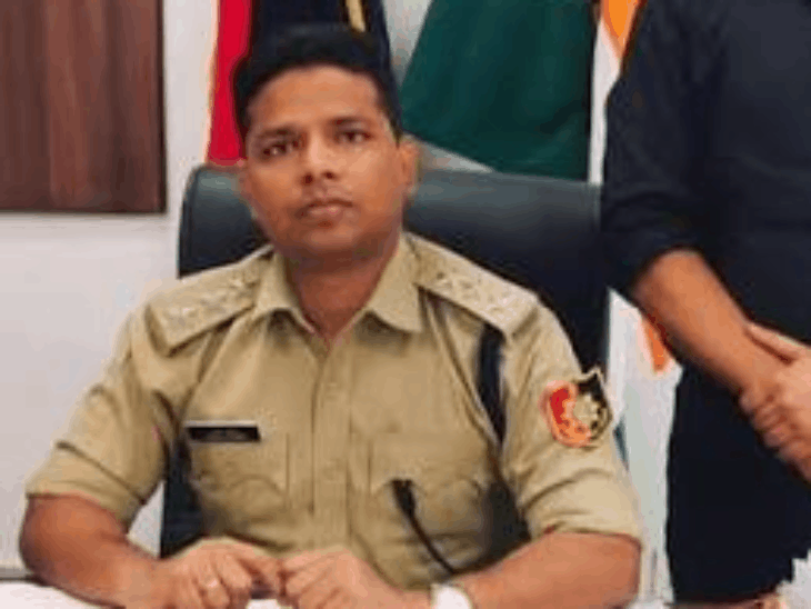 DSP धीरज कुमार और इंस्पेक्टर बलदेव कुमार।