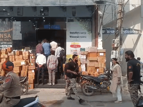 मानसा में मेडिकल स्टोर पर जांच करती CBI की टीम और वीडियो में बाेलते परविंदर झोटा के पिता भीम सिंह। - Dainik Bhaskar
