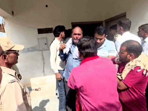 हादसे में बड़े भाई और परिवार के सदस्यों की मौत के बाद छोटा भाई बेसुध हो गया।