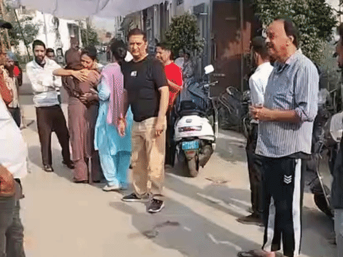 हत्या के बाद विलाप करते परिजन।
