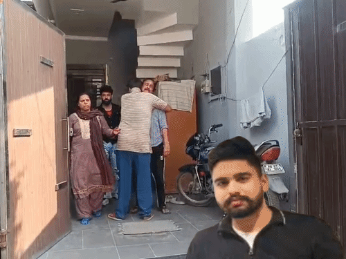 युवक की हत्या के बाद विलाप करते माता-पिता और इनसेट में मृतक अमित की फाइल फोटो। - Dainik Bhaskar
