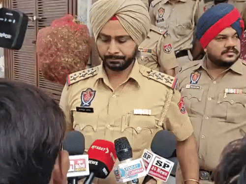 SHO जितेंद्र कुमार मामले की जानकारी देते हुए।