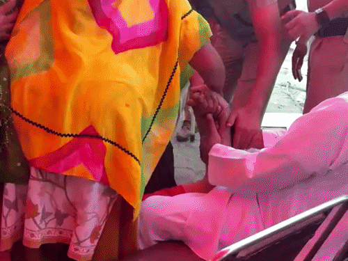 धरने से प्रदर्शनकारियों को हटाती पुलिस।