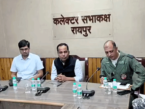 राज्योत्सव में एयरशो की तैयारियों को लेकर रायपुर कलेक्टर गौरव सिंह ने शनिवार को बैठक ली।