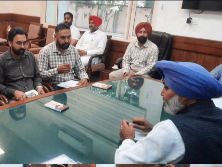 पटियाला में युनियन नेताओं और कैबिनेट मंत्री हरपाल चीमा की बैठक हुई। - Dainik Bhaskar