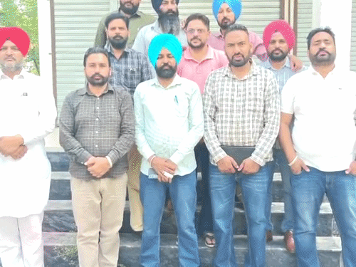 जानकारी देते युनियन अध्यक्ष।