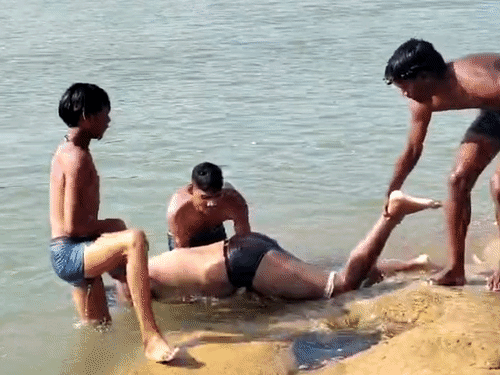 ग्रामीणों की मदद से सभी के शव नदी से बाहर निकाल लिए गए।