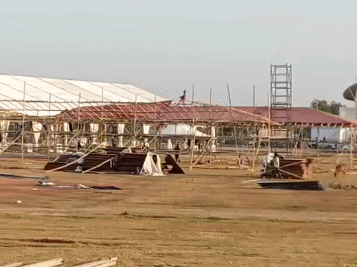 राज्योत्सव मेला स्थल पर बड़े-बड़े डोम बनाए जा रहे हैं।