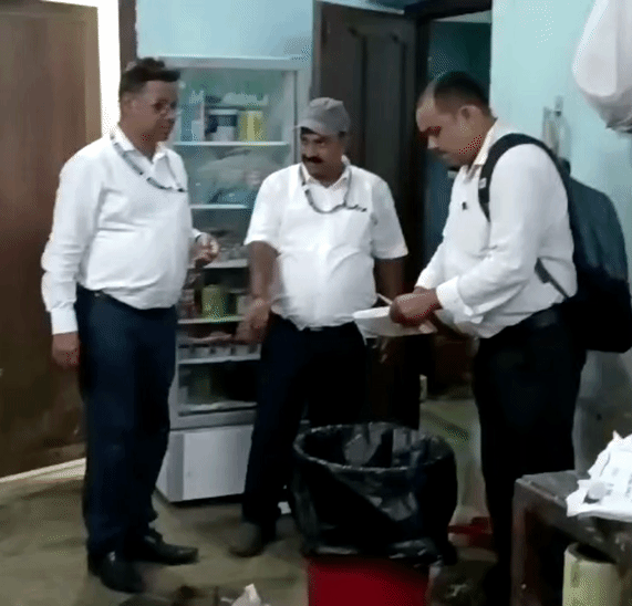 बेकरी की दुकान में जांच के लिए पहुंची टीम।