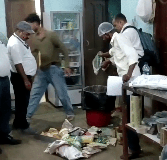 खराब सामान को डस्टबिन में डाला जा रहा।