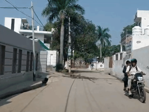 नीरज के गांव फरीदपुर में उसके घर के बाहर की गली।