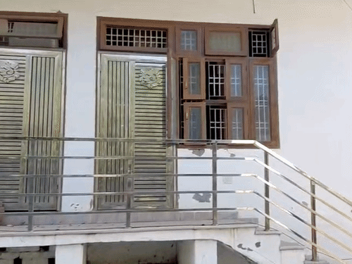 नीरज का परिवार करीब चार साल पहले ही गांव छोड़कर चला गया था, उससे पहले फैमिली इसी घर में रहती थी।