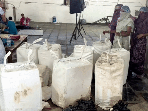 फूड डिपार्टमेंट ने रायपुर से ओडिशा ले जा रहे गाड़ी से पनीर की खेप जब्त की थी।