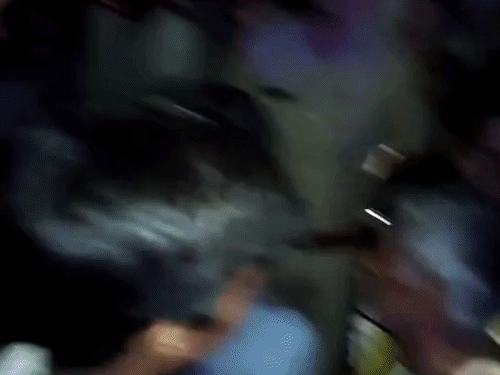 बीच सड़क पर लोगों का हंगामा।