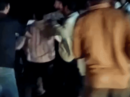 लोगों ने कार सवार को उतरकर पीटा।