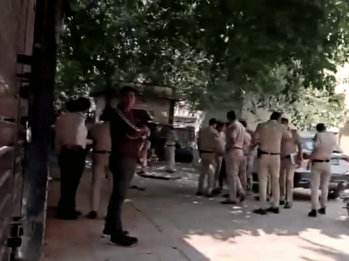 मौके पर पुलिस, फायर ब्रिगेड और क्राइम सीन टीम पहुंची है। - Dainik Bhaskar
